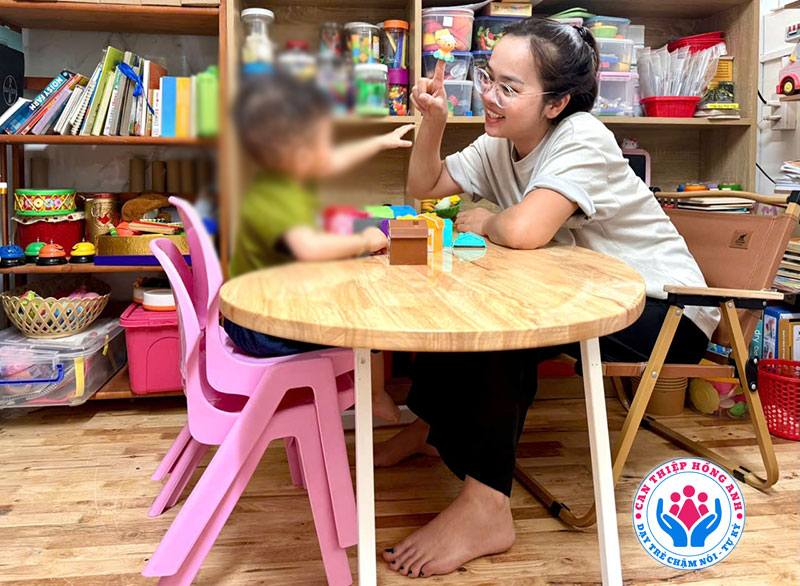Giáo viên quan sát và tìm hiểu khả năng của bé trước khi xây dựng kế hoạch học.