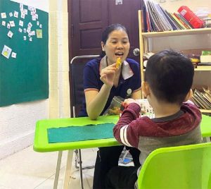 Dạy trẻ tự kỷ chậm nói 18–24 tháng bằng phương pháp học qua chơi tại Trung tâm Can Thiệp Hồng Anh.