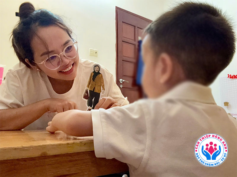 Giáo viên đồng hành cùng trẻ thông qua các hoạt động học tập và vui chơi gần gũi.