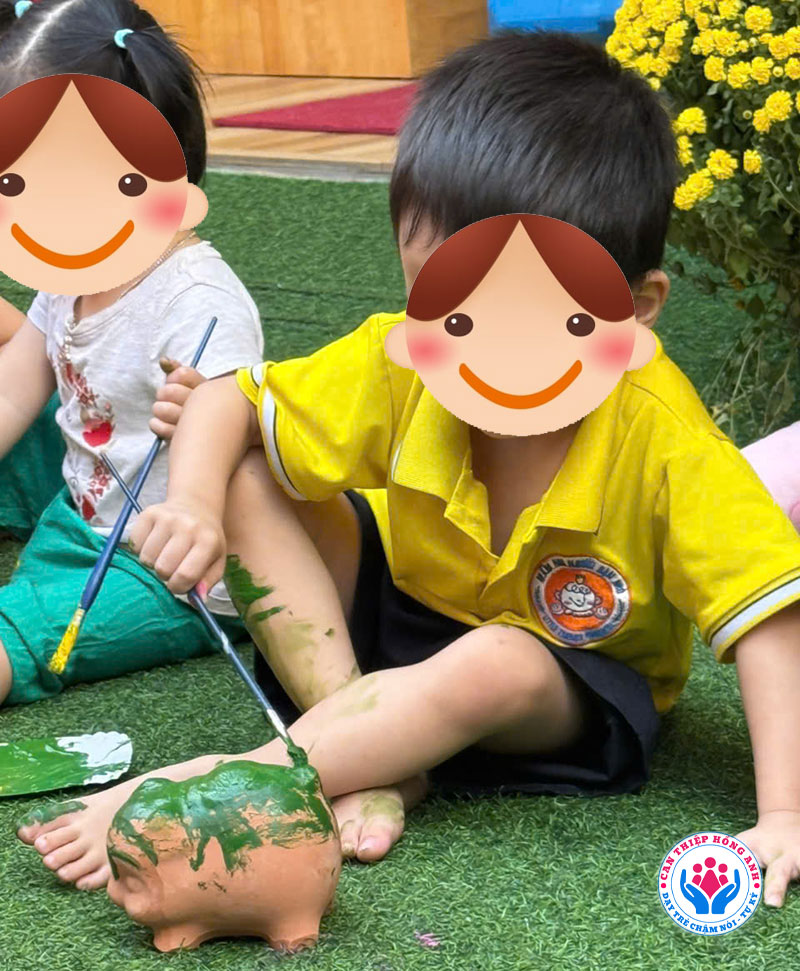 Sau giờ học 1-1, trẻ quay trở lại lớp để tiếp tục học tập, vui chơi và hòa nhập cùng các bạn.