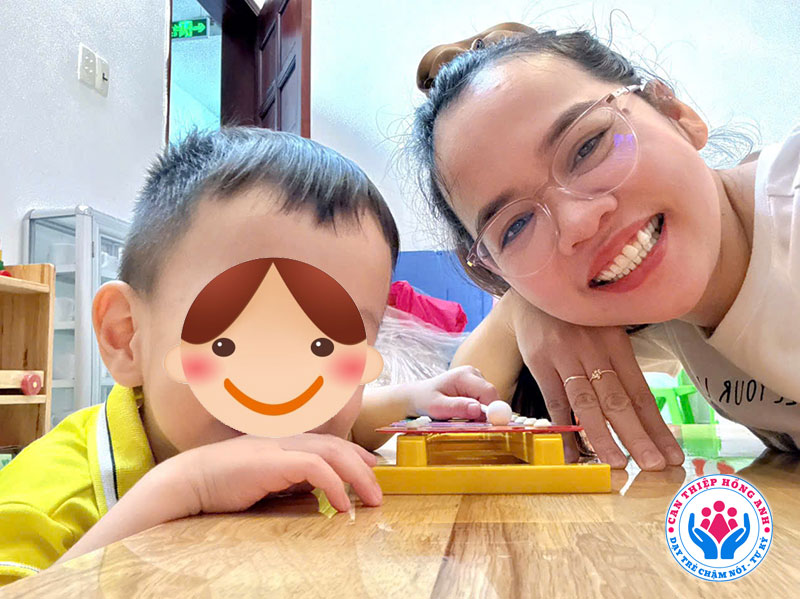 Giáo viên Hồng Anh dạy can thiệp 1-1 cho trẻ tại trường mầm non theo giờ.